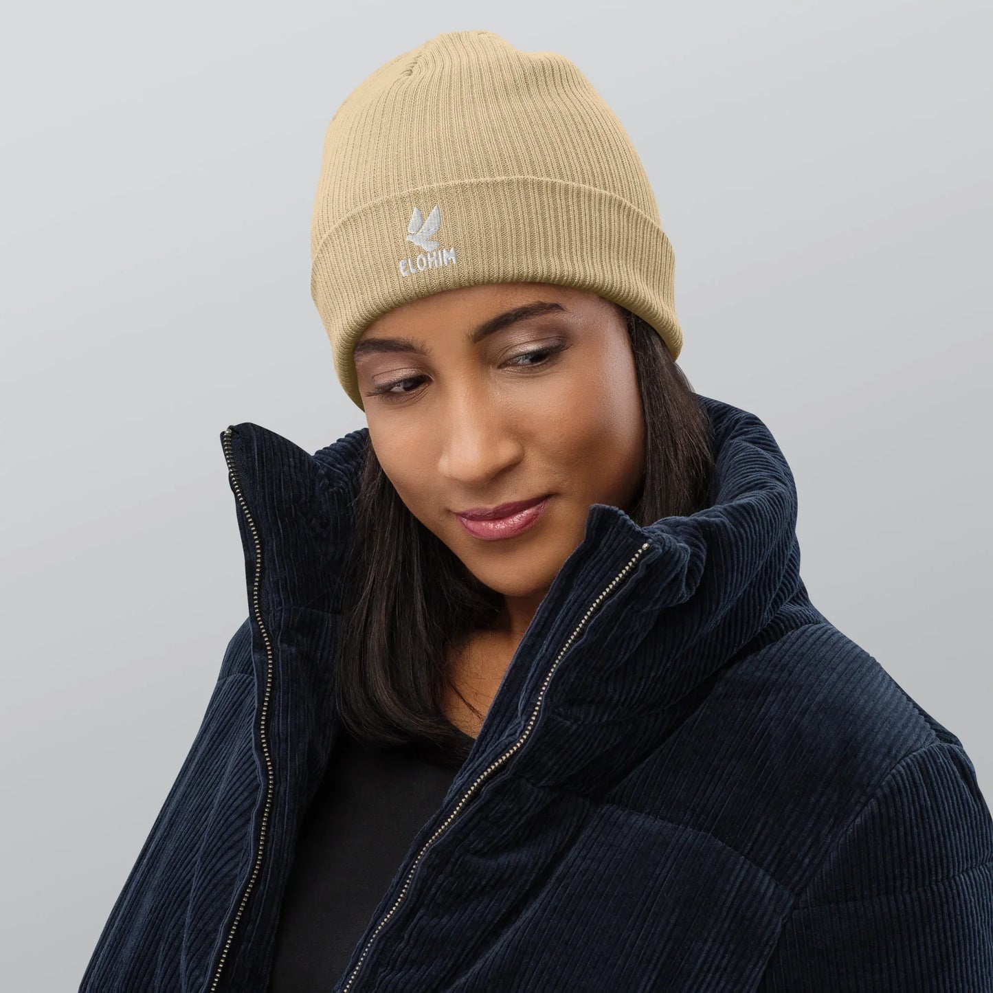 Gorro beige de punto con logo Elohim, Ropa Cristiana, Streetwear Cristiano, moda urbana